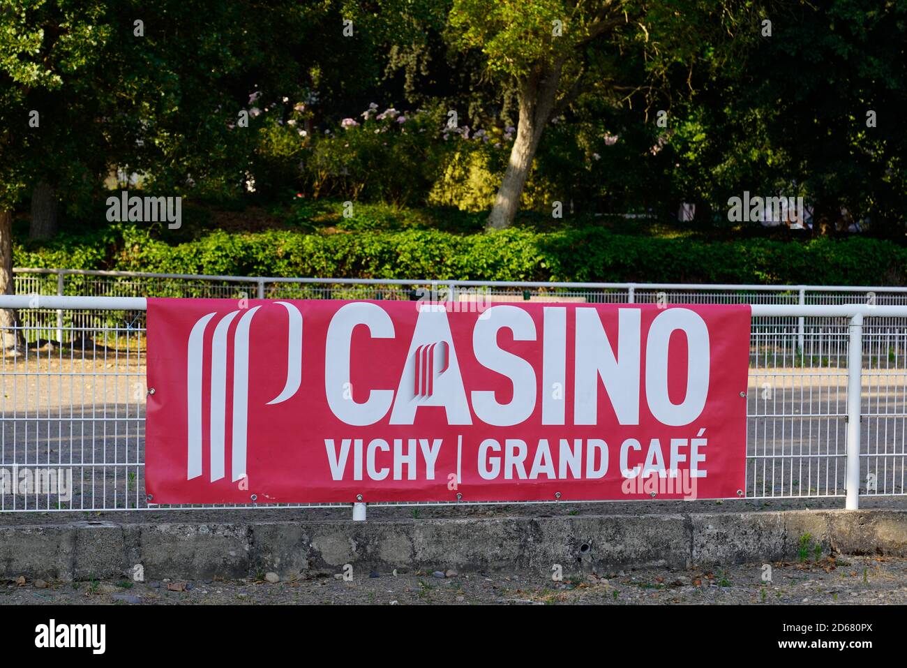 Bordeaux , Aquitaine / France - 10 10 2020 : logo et texte du signe du Casino Vichy entrée extérieure dans la ville de Vichy dans l'Allier France Banque D'Images