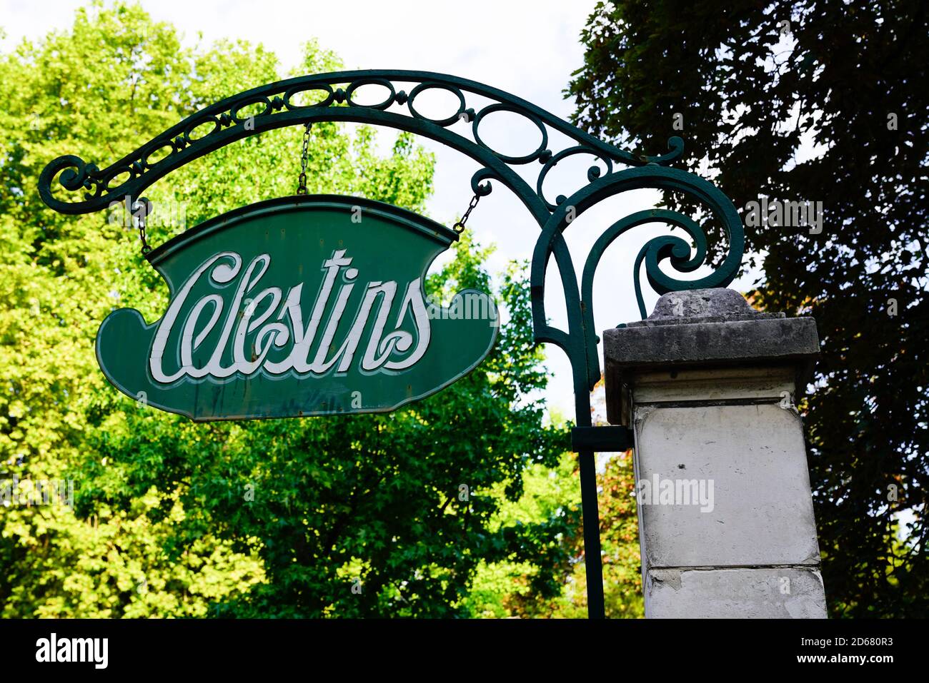 Vichy , Auvergne / France - 09 20 2020 : texte et logo celestins de source d'eau minérale pour le traitement dans la ville de Vichy en France Banque D'Images