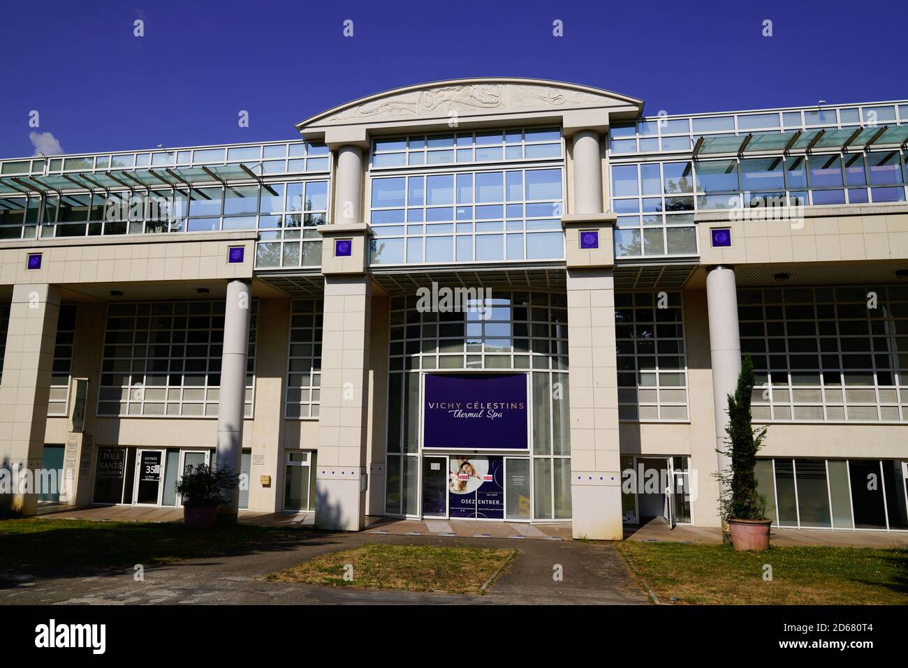 Bordeaux , Aquitaine / France - 10 10 2020 : entrée du bâtiment thermal Vichy Celestins au centre de Vichy en France Banque D'Images