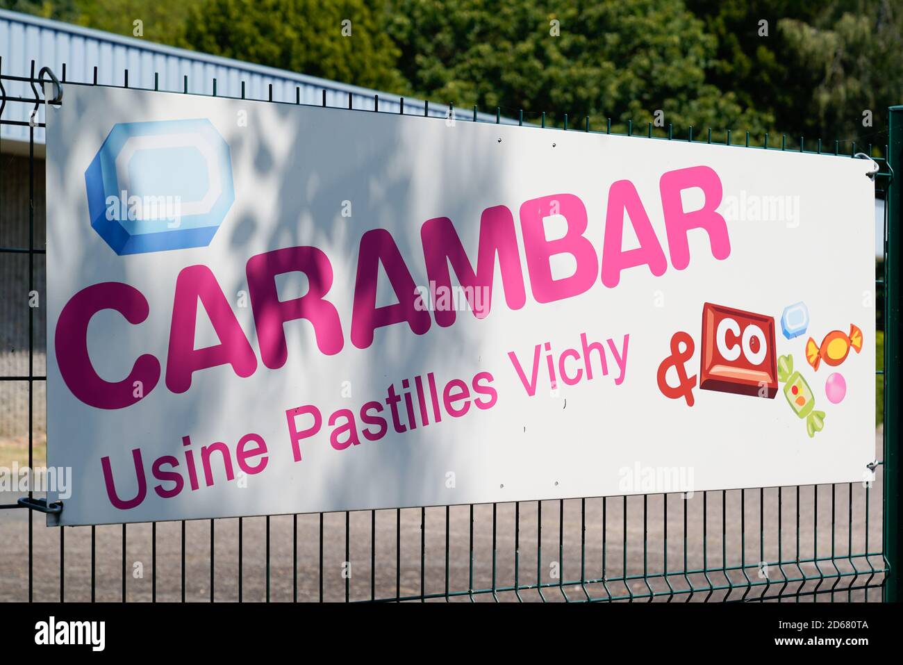 Bordeaux , Aquitaine / France - 10 10 2020 : pastilles Vichy carambar logo et signe et texte avant de l'entrée de l'usine Banque D'Images