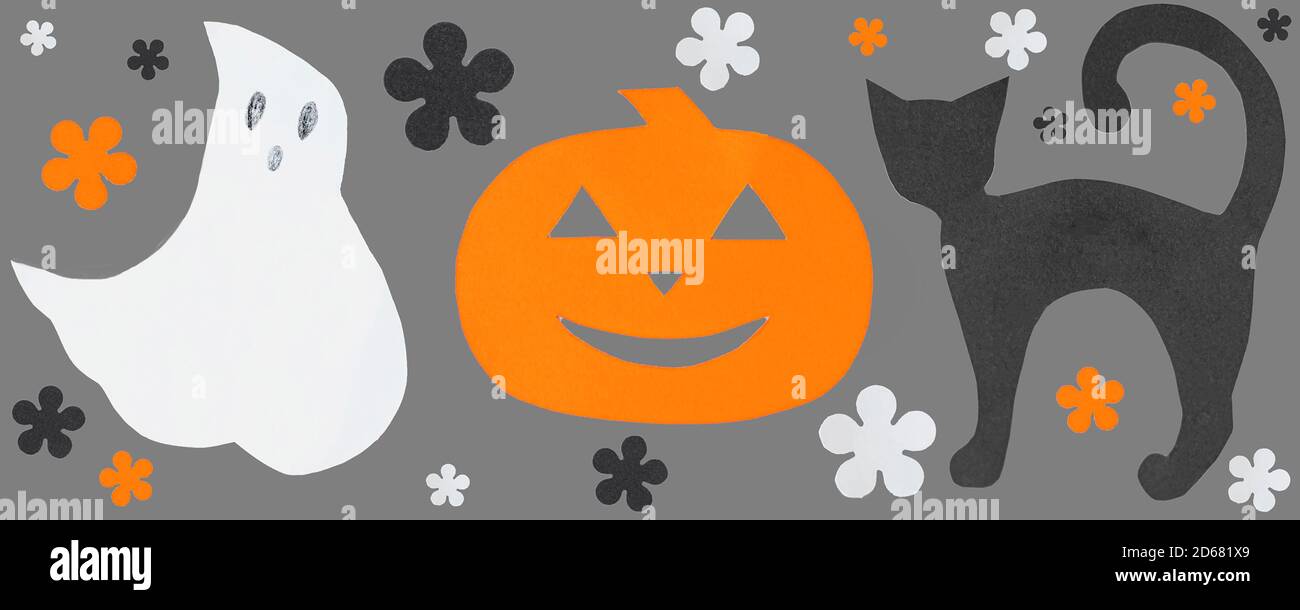 Motif lumineux ou arrière-plan sans couture pour Halloween. Arrière-plan élégant pour Halloween avec citrouille, fantôme, chat et fleurs dans un style minimaliste. Banque D'Images