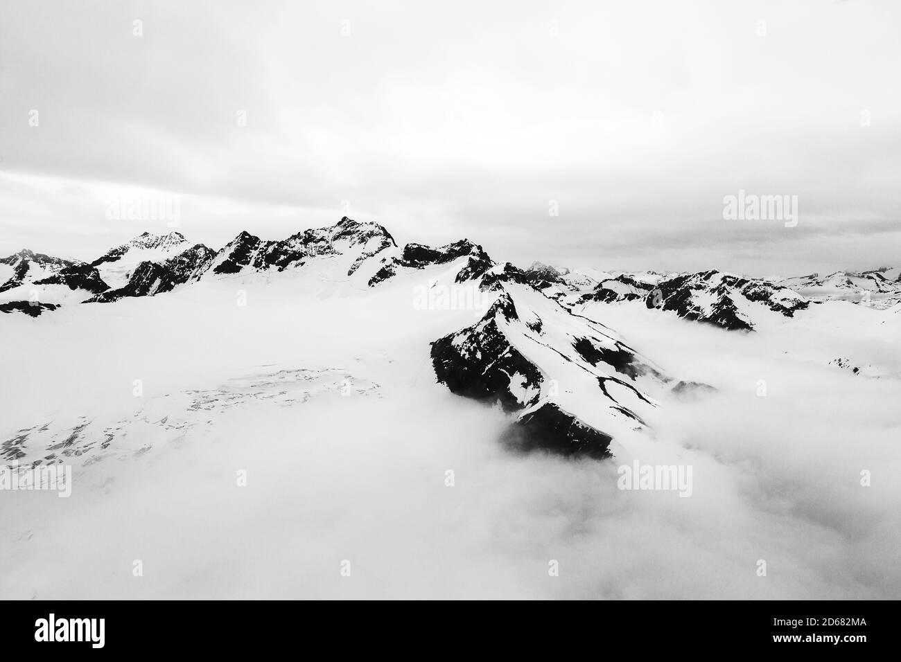 Paysage avec des montagnes couvertes de neige en Alaska Banque D'Images