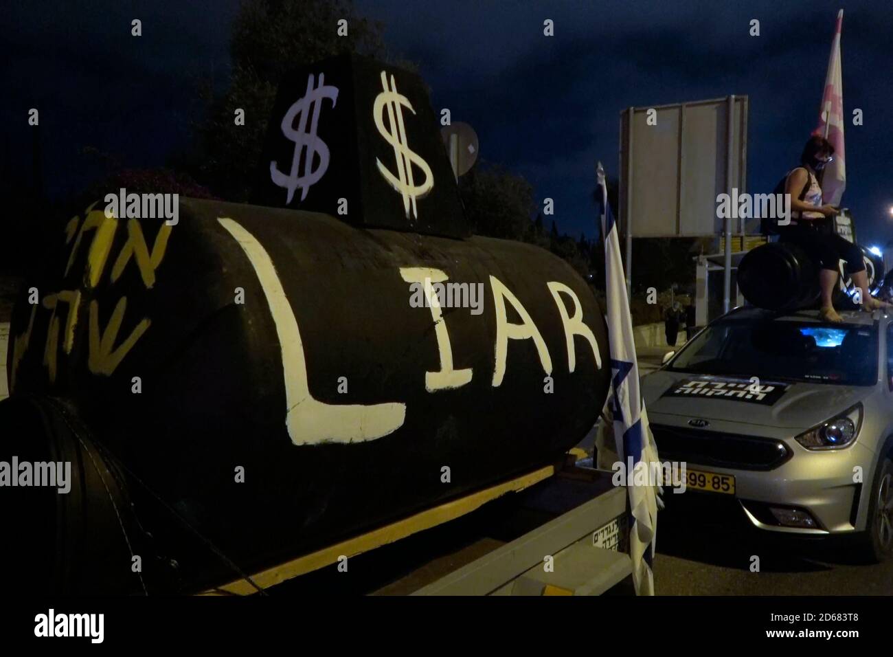 JÉRUSALEM, ISRAËL - OCTOBRE 14 : un sous-marin géant en plastique portant l'inscription « Liar » en référence à ce que l'on appelle l'affaire sous-marine est vu lors d'une manifestation contre le PM Netanyahou le 14 octobre 2020 à Jérusalem, en Israël. Des centaines d’Israéliens se sont rassemblés devant la Cour suprême d’Israël pour demander que le Premier ministre Benjamin Netanyahu fasse l’objet d’une enquête dans le cadre d’un scandale autour d’un accord de 2 milliards de dollars sur les sous-marins, qui impliquait la réception de fonds illicites dans le cadre d’un projet de corruption visant à acheter des sous-marins auprès du constructeur de navires allemand ThyssenKrupp. Banque D'Images