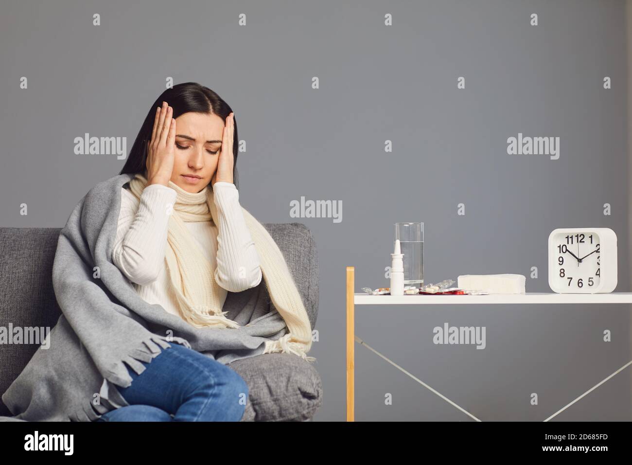 Jeune femme souffrant de mal de tête terrible, virus ou maladie respiratoire à la maison, espace vide pour votre texte Banque D'Images