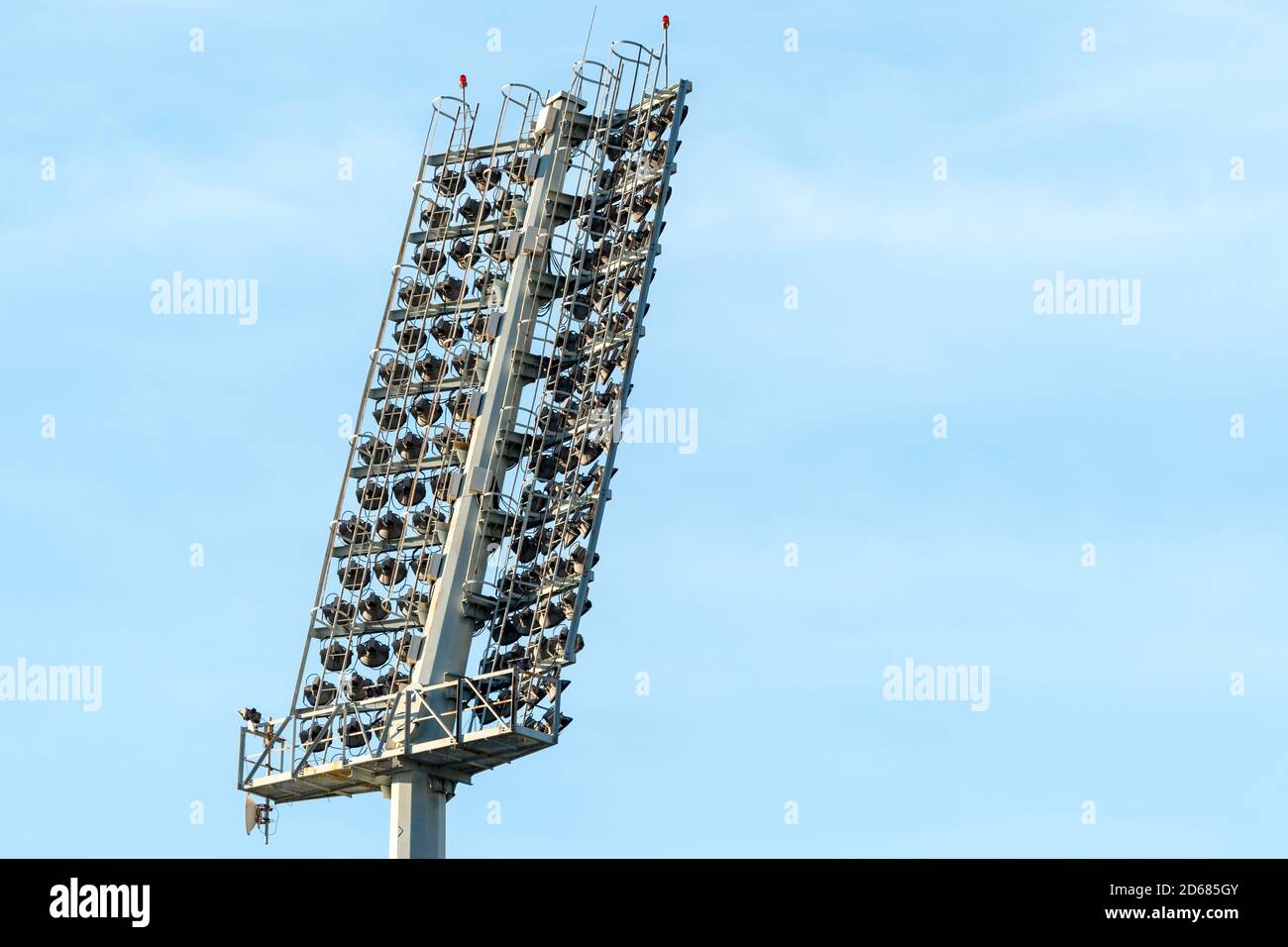 les lumières du stade ou les projecteurs contre un ciel bleu clair pendant Le concept de jour de l'éclairage sportif et de la technologie en Afrique Banque D'Images