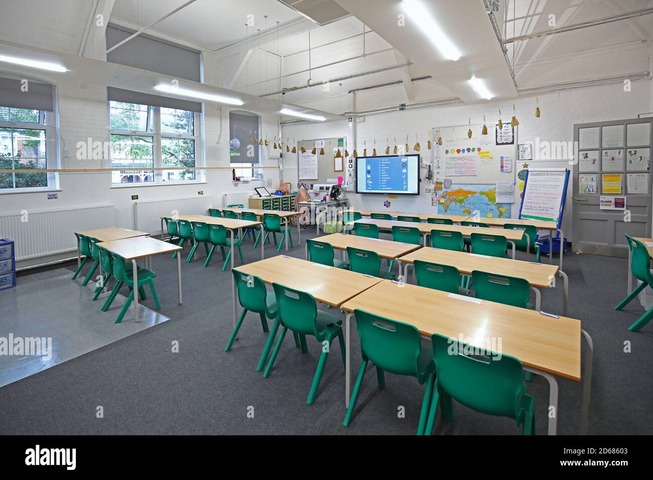 Salle de classe victorienne récemment rénovée avec bureaux disposés face à l'avant. La configuration traditionnelle a été réintroduite pendant la pandémie de Covid en 2020. Banque D'Images