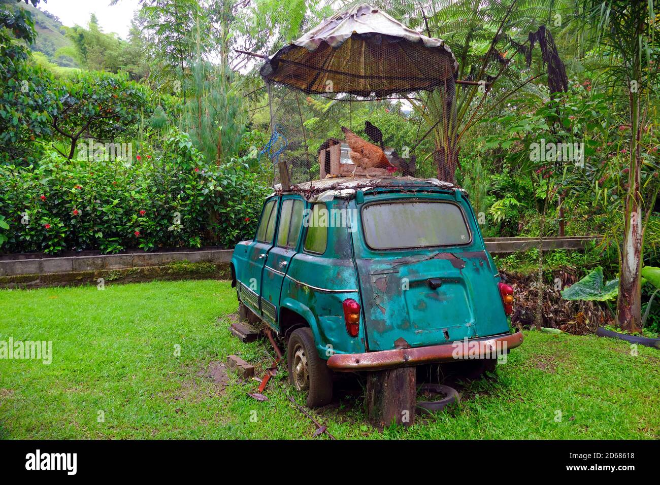 Voiture rustique ancienne qui sert de poulailler Banque D'Images