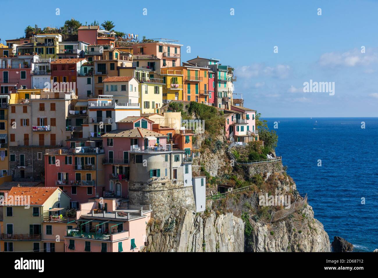 Ville construite sur une falaise surplombant la mer. Manarola dans la région des Cinque Terre en Italie. Bâtiments résidentiels colorés sur la mer bleue. Banque D'Images