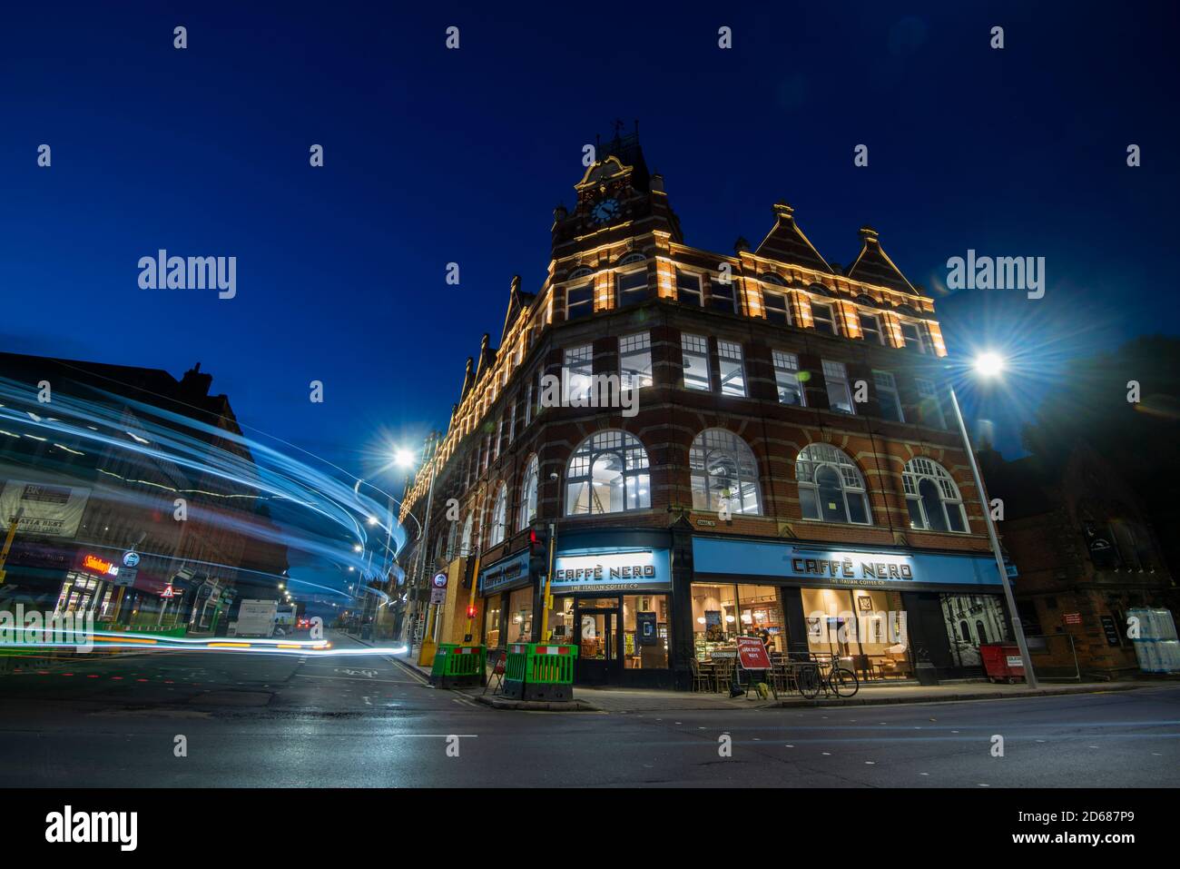 Blue Hour Light Trails au coin de Carrington Street et Canal Street Nottingham City Southside, dans le Nottinghamshire, Angleterre Banque D'Images