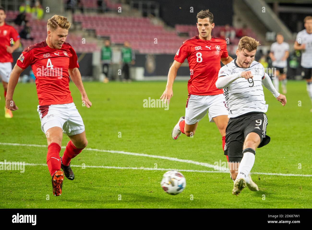 Timo WERNER (à droite, GER) tire contre Nico ELVEDI (SUI) le but de la connexion 1: 2 pour l'Allemagne, action, tir à but, football Laenderspiel, Ligue des Nations de l'UEFA, Division A, Groupe 4, Allemagne (GER) - Suisse (SUI ) 3: 3, le 13 octobre 2020 à Koeln/Allemagne. € | utilisation dans le monde entier Banque D'Images