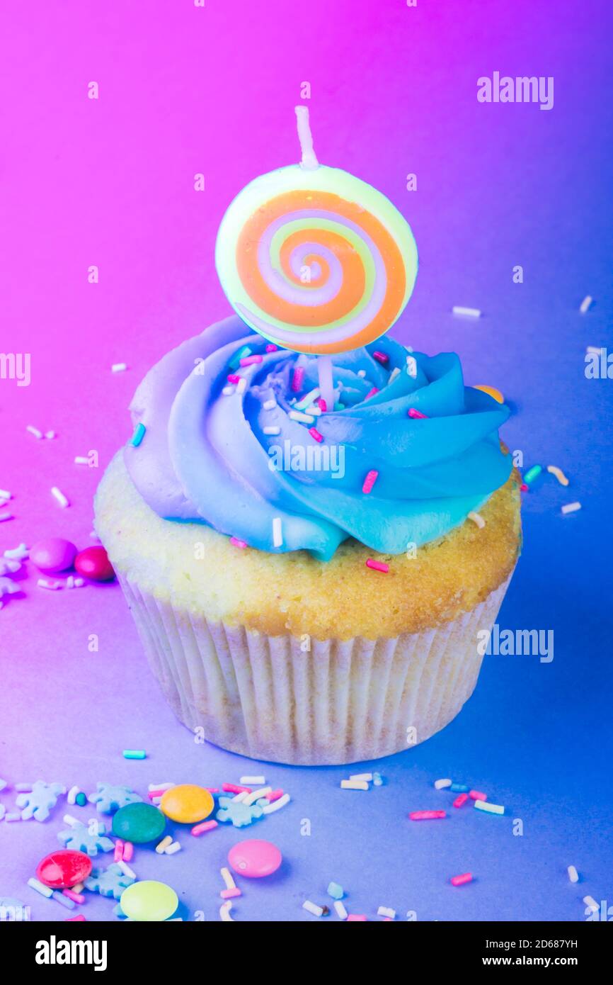Fete D Anniversaire Ou De Douche De Bebe Garcon Delicieux Cupcake Avec Bougie Concept De Vacances Photo Stock Alamy