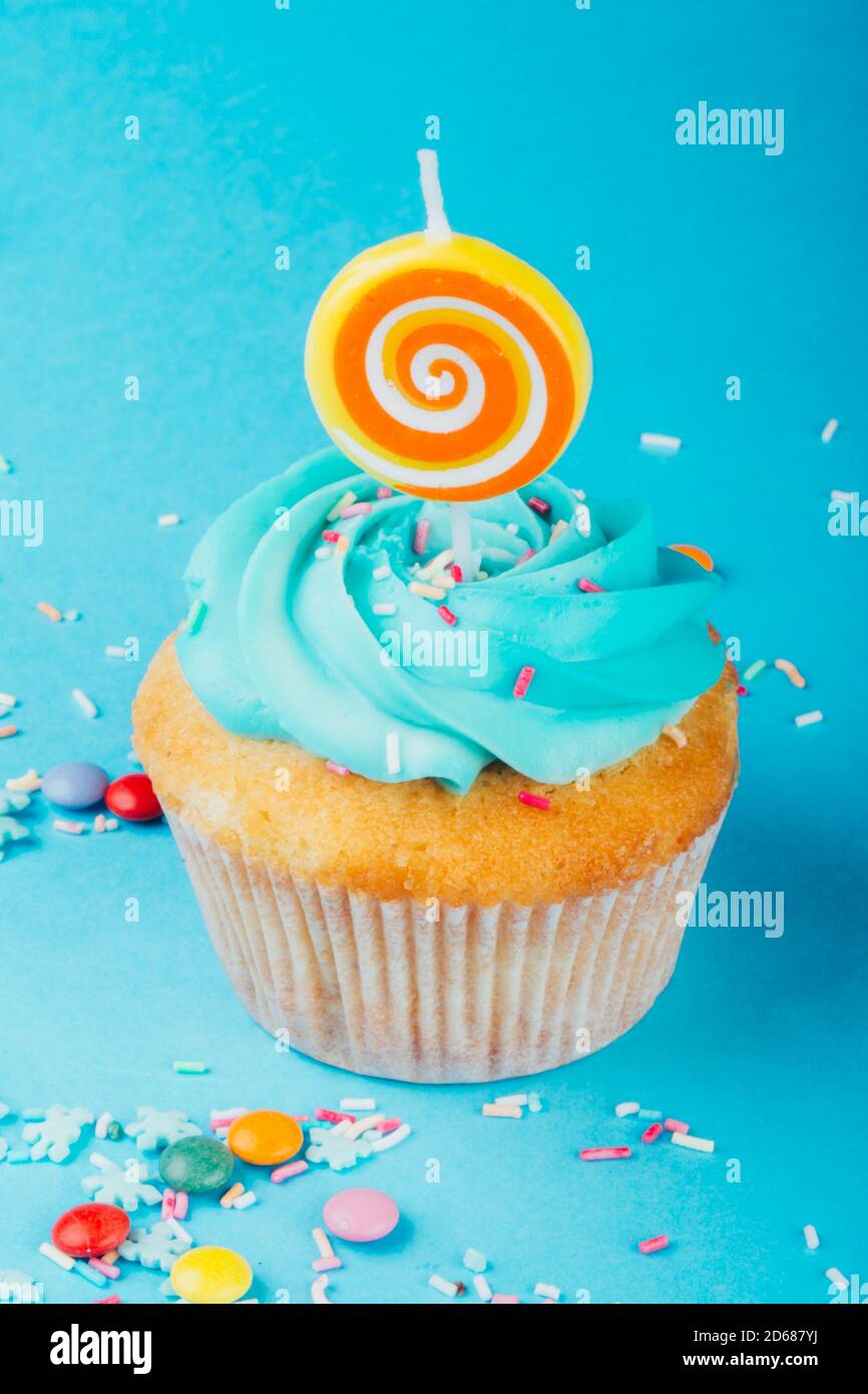 Fete D Anniversaire Ou De Douche De Bebe Garcon Delicieux Cupcake Avec Bougie Concept De Vacances Photo Stock Alamy