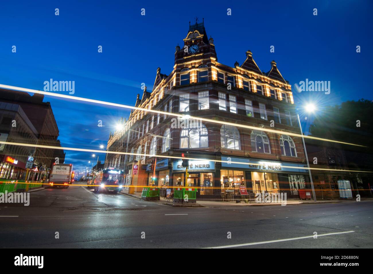 Blue Hour Light Trails au coin de Carrington Street et Canal Street Nottingham City Southside, dans le Nottinghamshire, Angleterre Banque D'Images