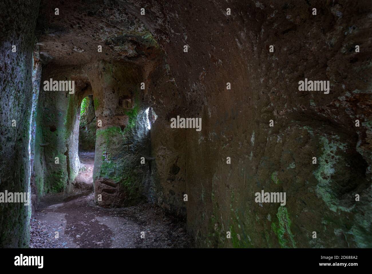 L'oratoire chrétien primitif de San Sebastiano surplombe la via cava de San Sebastiano à Sovana. Grosseto, Italie Banque D'Images
