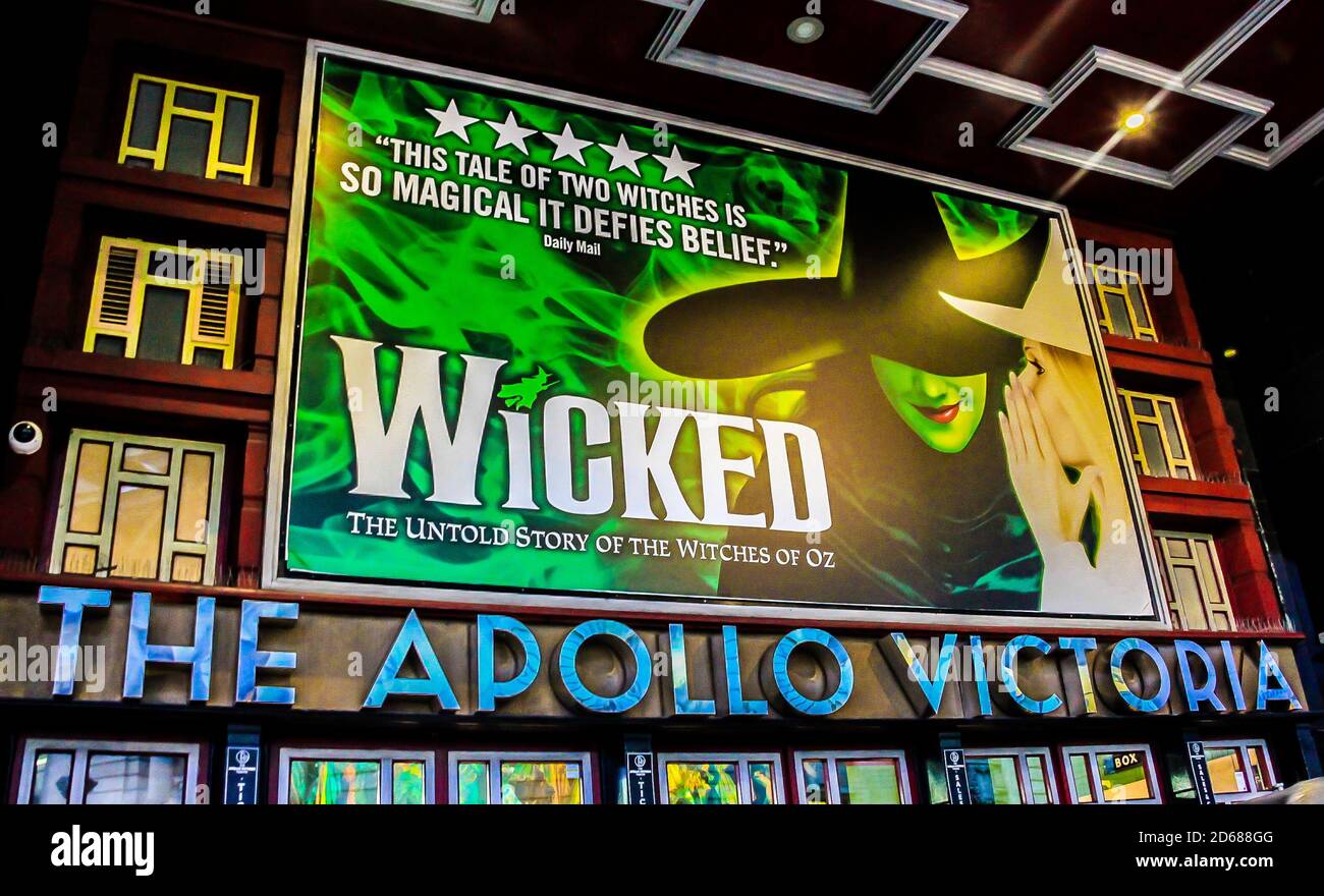 L'Apollo Victoria Theatre affiche des panneaux pour le spectacle Wicked. Londres, Angleterre Banque D'Images L'Apollo Victoria Theatre affiche des panneaux pour le spectacle Wicked. Londres, Angleterre Banque D'Images