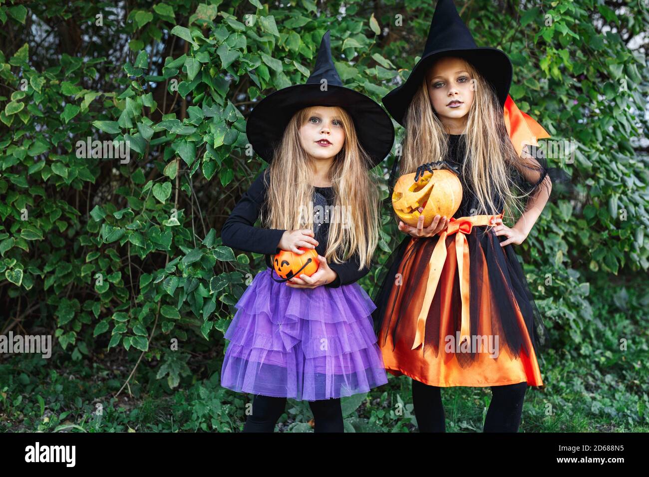 Halloween petites filles dans le costume de sorcière dehors pour trick-or-traiter Banque D'Images