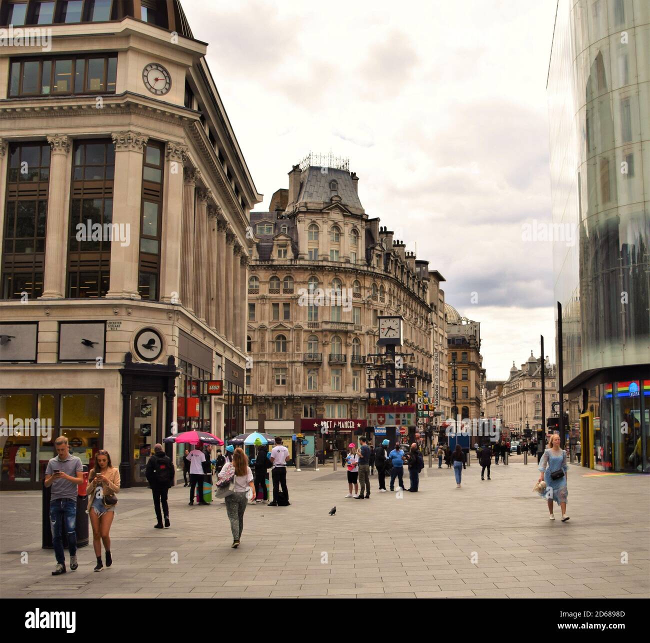 People On Leicester Square, Londres, Royaume-Uni Banque D'Images