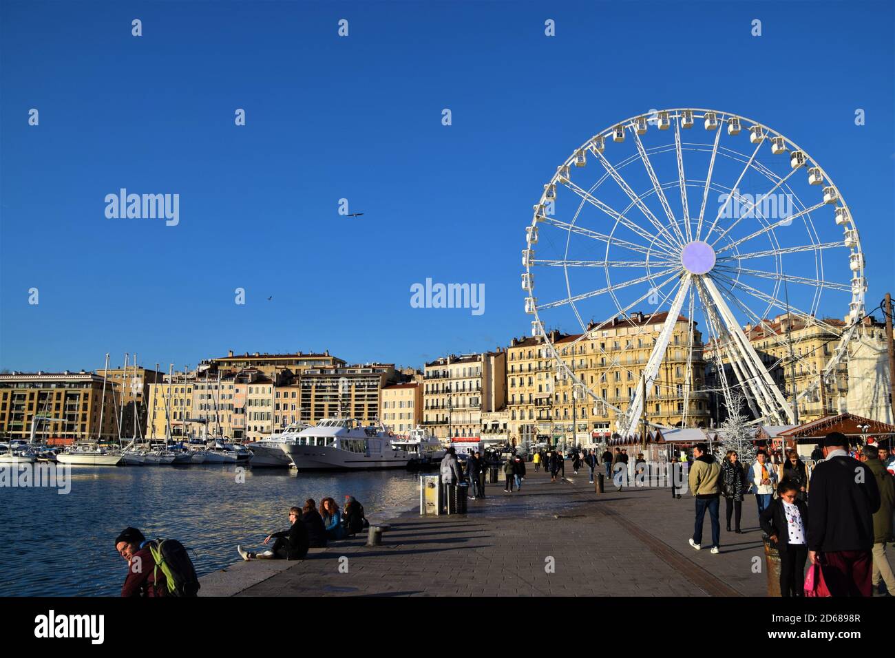 Vieux port de Marseille avec marché d'hiver Ferris Wheel, Sud de la France. Banque D'Images