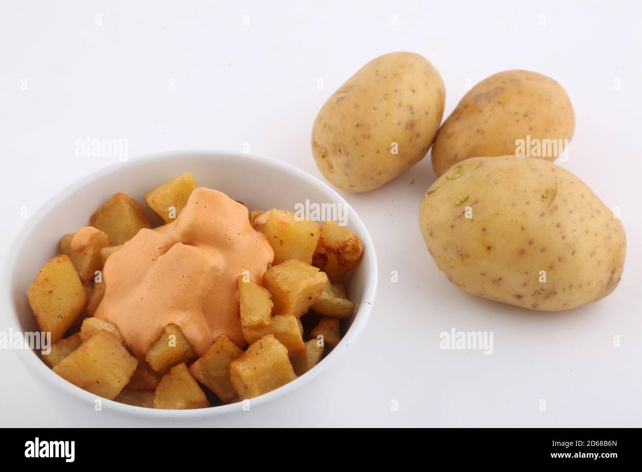 tapas espagnoles typiques frites de pommes de terre avec sauce épicée Banque D'Images