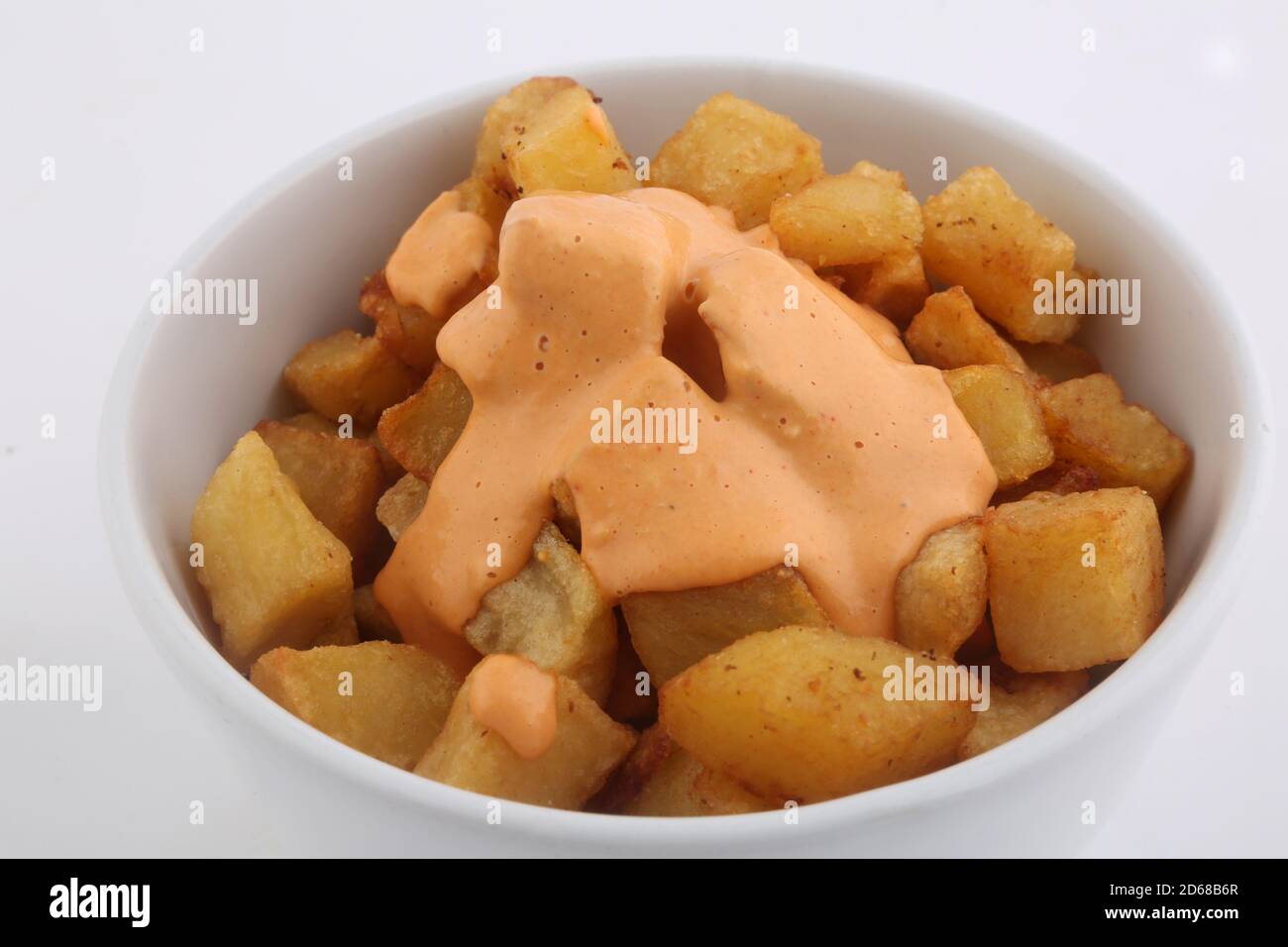 tapas espagnoles typiques frites de pommes de terre avec sauce épicée Banque D'Images