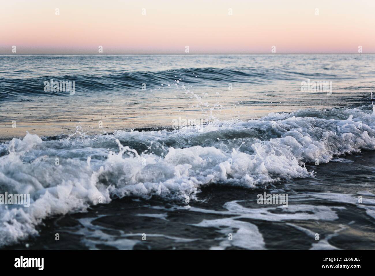 Mer plage eau avec vagues. Banque D'Images