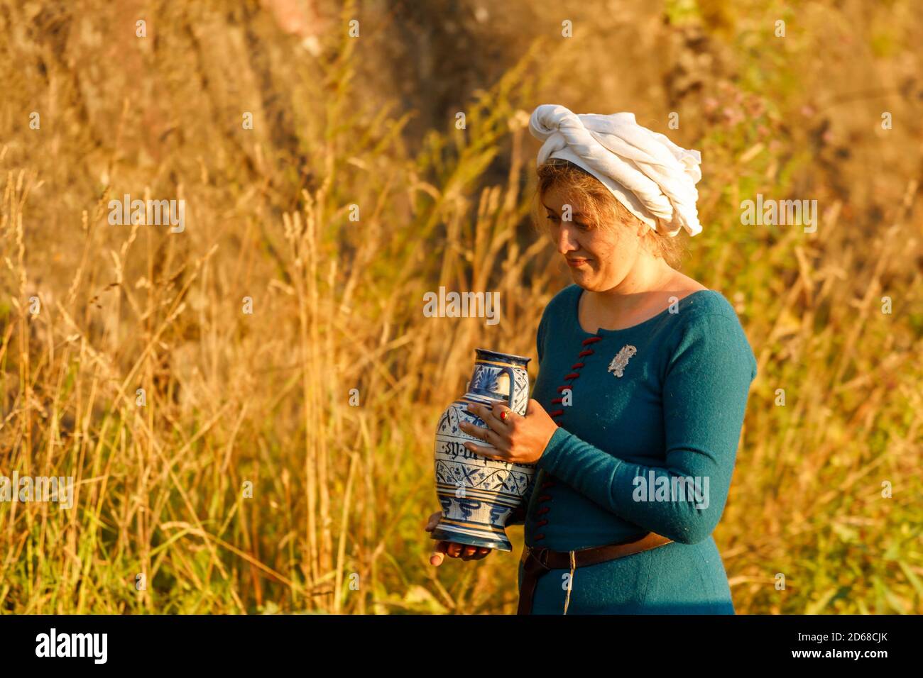 Russie. Vyborg. 08.20.2020 femme en costume médiéval au festival d'été Banque D'Images