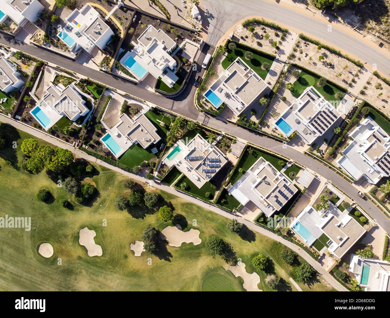 Photo aérienne drone point de vue club de golf avec villas et appartements modernes sur la Costa Blanca, Alicante. Concept de tourisme sportif et récréatif. Espagne Banque D'Images