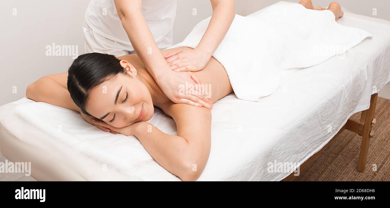 Belle femme profitant d'un massage au spa. Massage relaxant au spa Banque D'Images