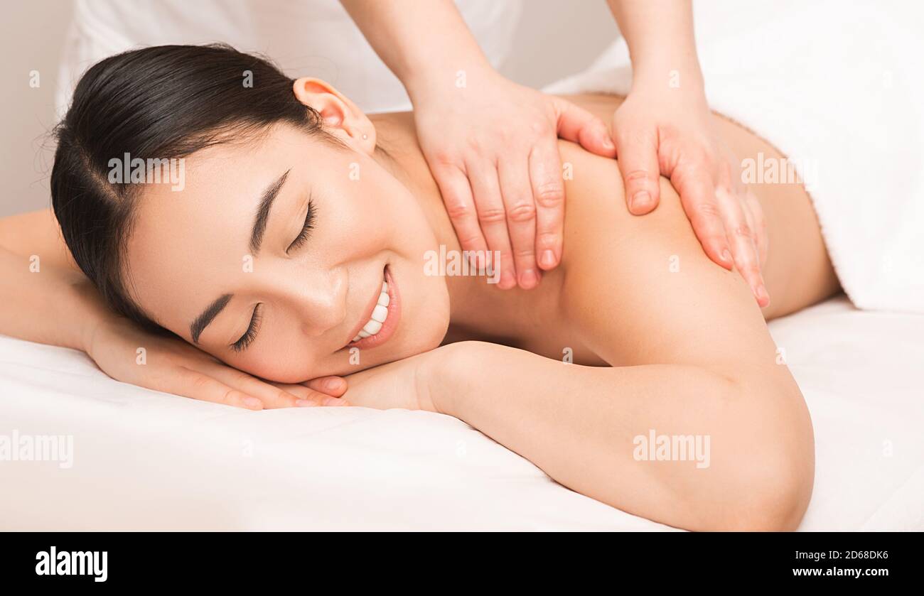 Massothérapie thaïlandaise. Portrait femme asiatique appréciant le massage au spa. Banque D'Images