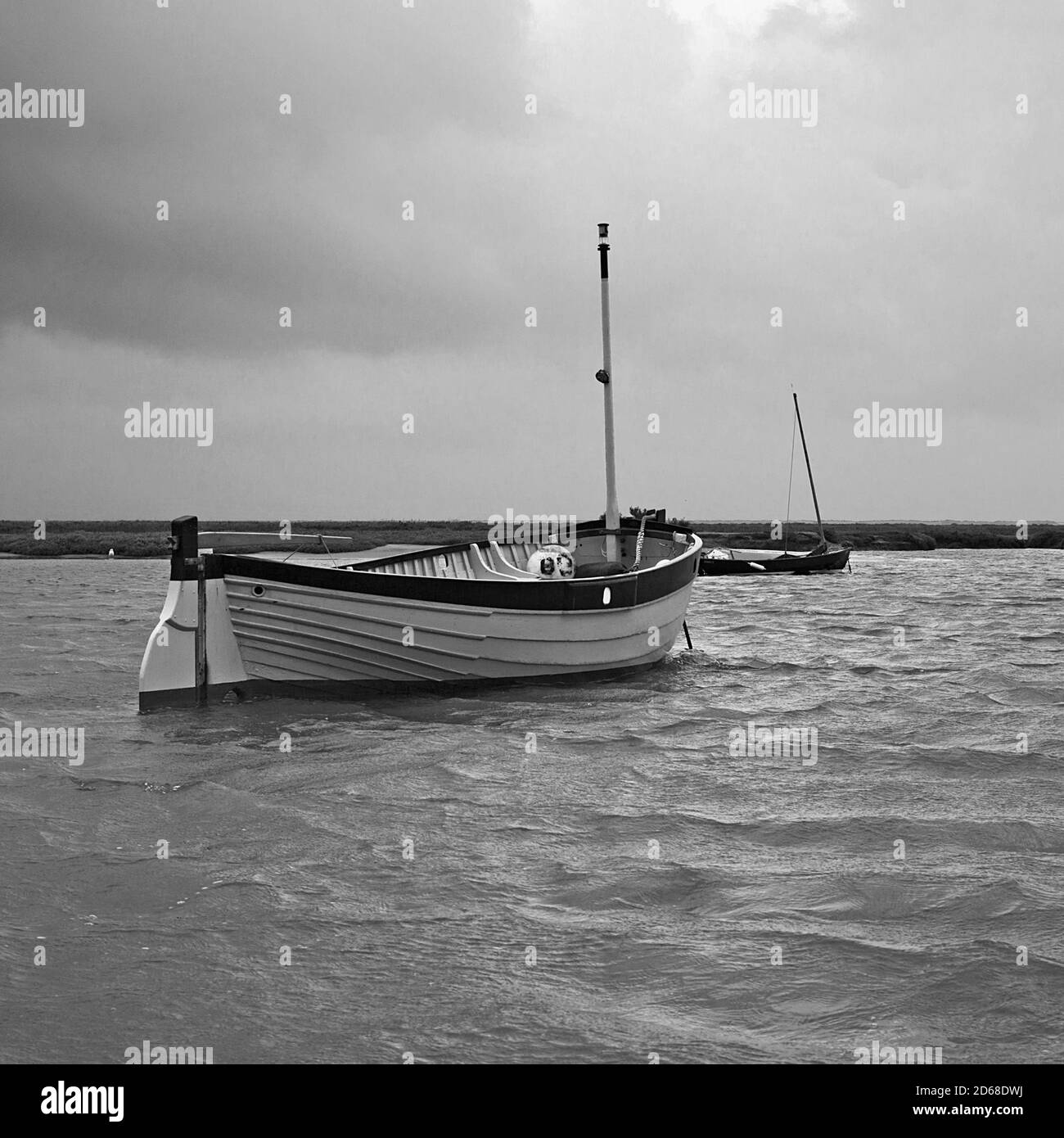 Bateaux sur les amarres de marée à Burnham-Overy-Staithe sur la côte de Norfolk Banque D'Images
