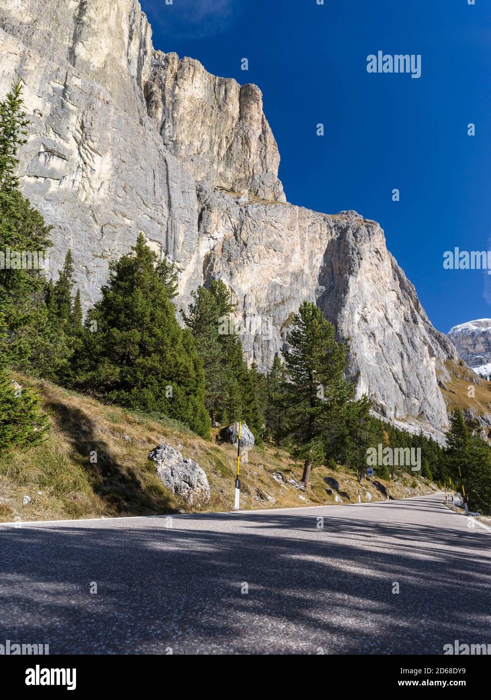 Route de montagne menant au col de la montagne Sellajoch - Passo Sella dans les Dolomites du Tyrol du Sud - Alto Adige. Approche de la vallée de Fassa - Val di Fa Banque D'Images