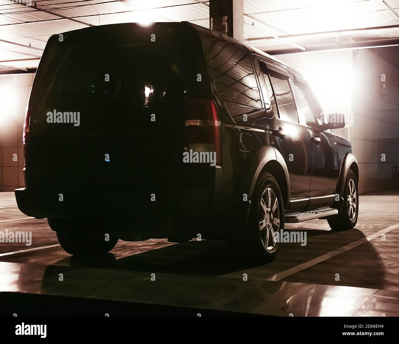 voiture dans un parking couvert de plusieurs étages la nuit Banque D'Images