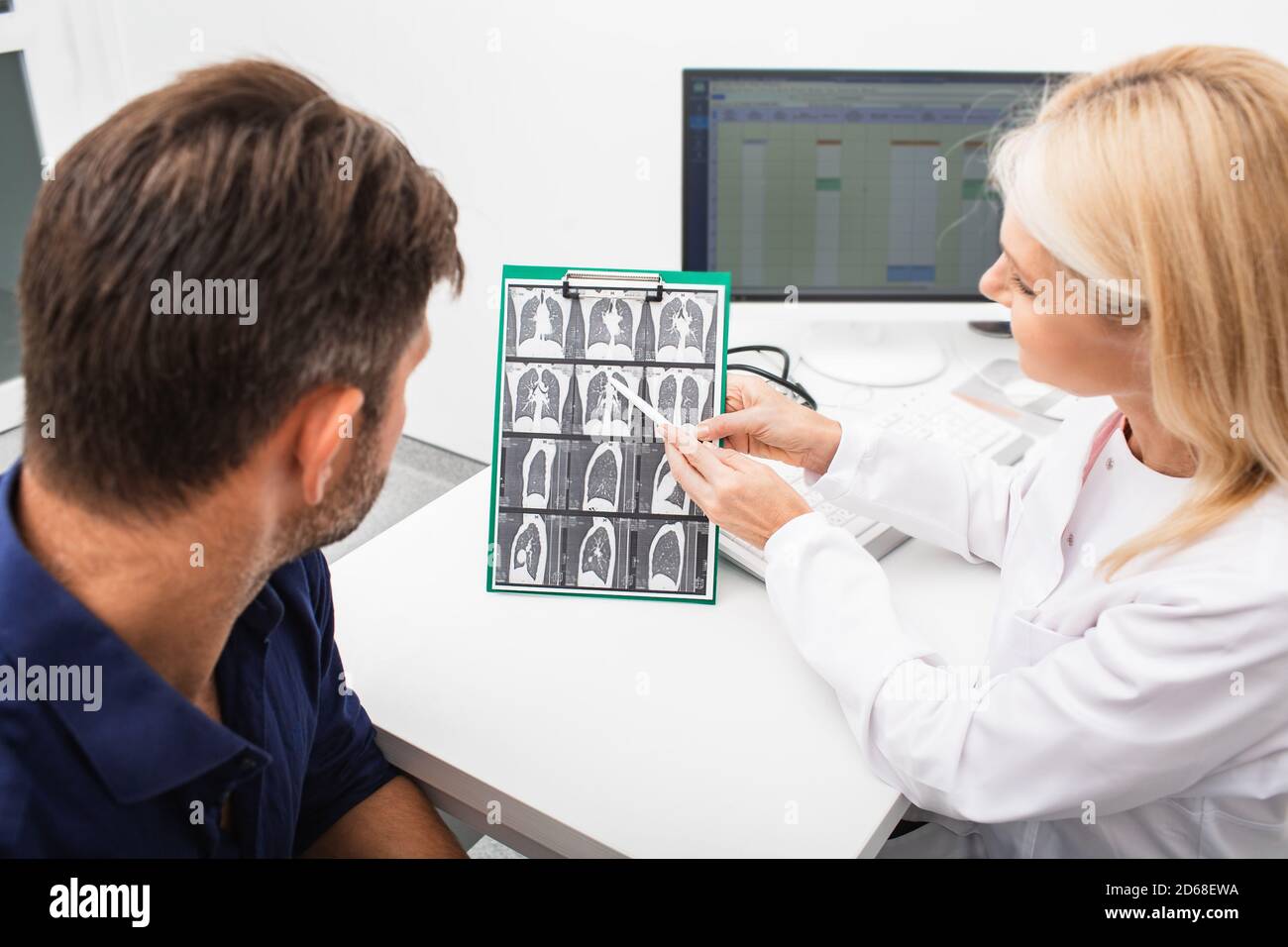 Pulmonologieist montrant un patient d'homme une tomodensitométrie de ses poumons fibrose pulmonaire, après récupération, maladie pulmonaire Banque D'Images