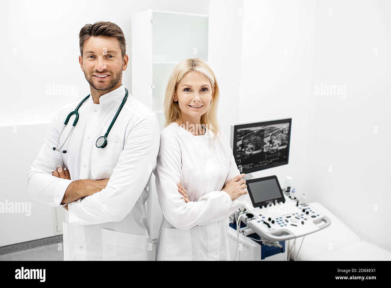 MR et Mme médecins debout dans une clinique moderne. Groupe de médecins, travail d'équipe. Portrait de médecins, personnel médical Banque D'Images