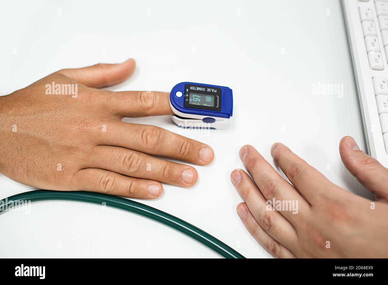 L'oxymètre de pouls mesure la fréquence de pouls et l'oxygène, en gros plan sur le doigt mâle Banque D'Images