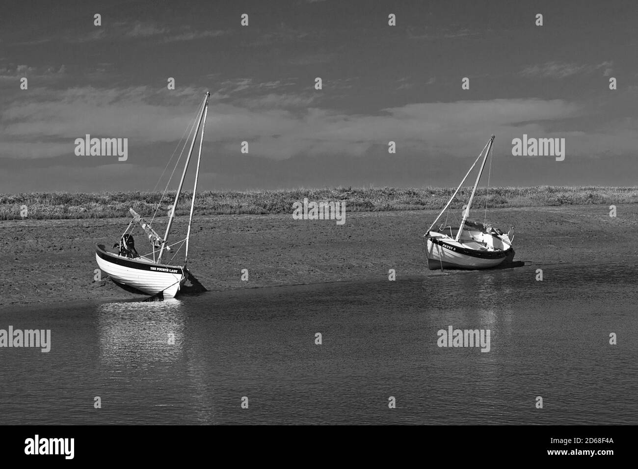 Bateaux à marée basse à Burnham-Overy-Staithe sur la côte de Norfolk, Royaume-Uni Banque D'Images