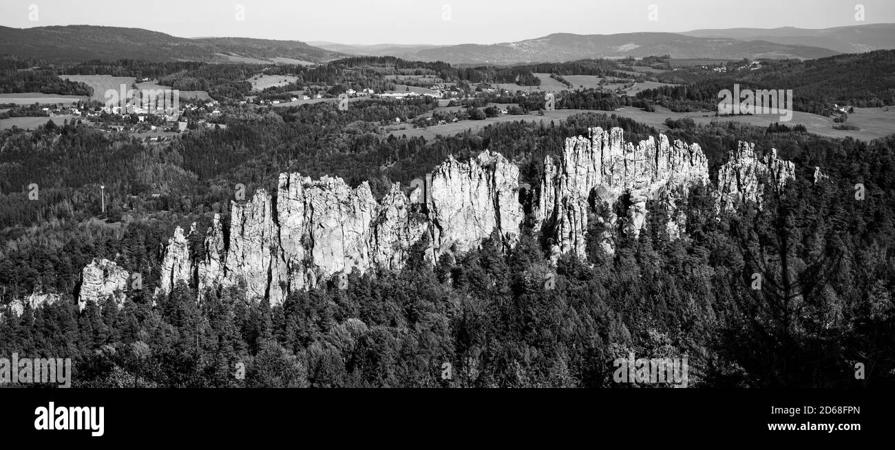 Dry Rocks, Tchèque: Suche skaly. Crête monumentale en grès dans Bohemian Paradise, République tchèque. Image en noir et blanc. Banque D'Images