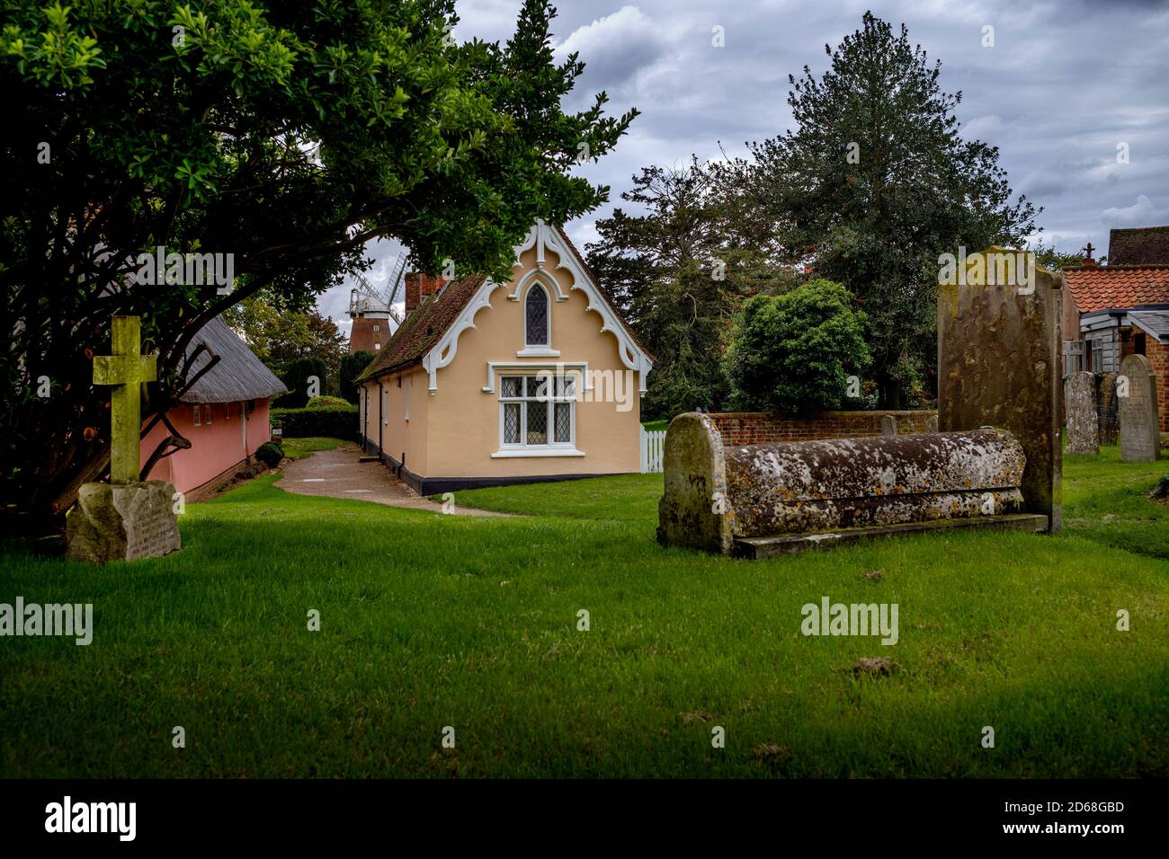 Thaxted Essex Angleterre Royaume-Uni. Maisons d'Almes Thaxted et Moulin John Webbs octobre 2020 les maisons d'Almshoures se composent de la maison d'infanterie en chaume et du carrelage Banque D'Images