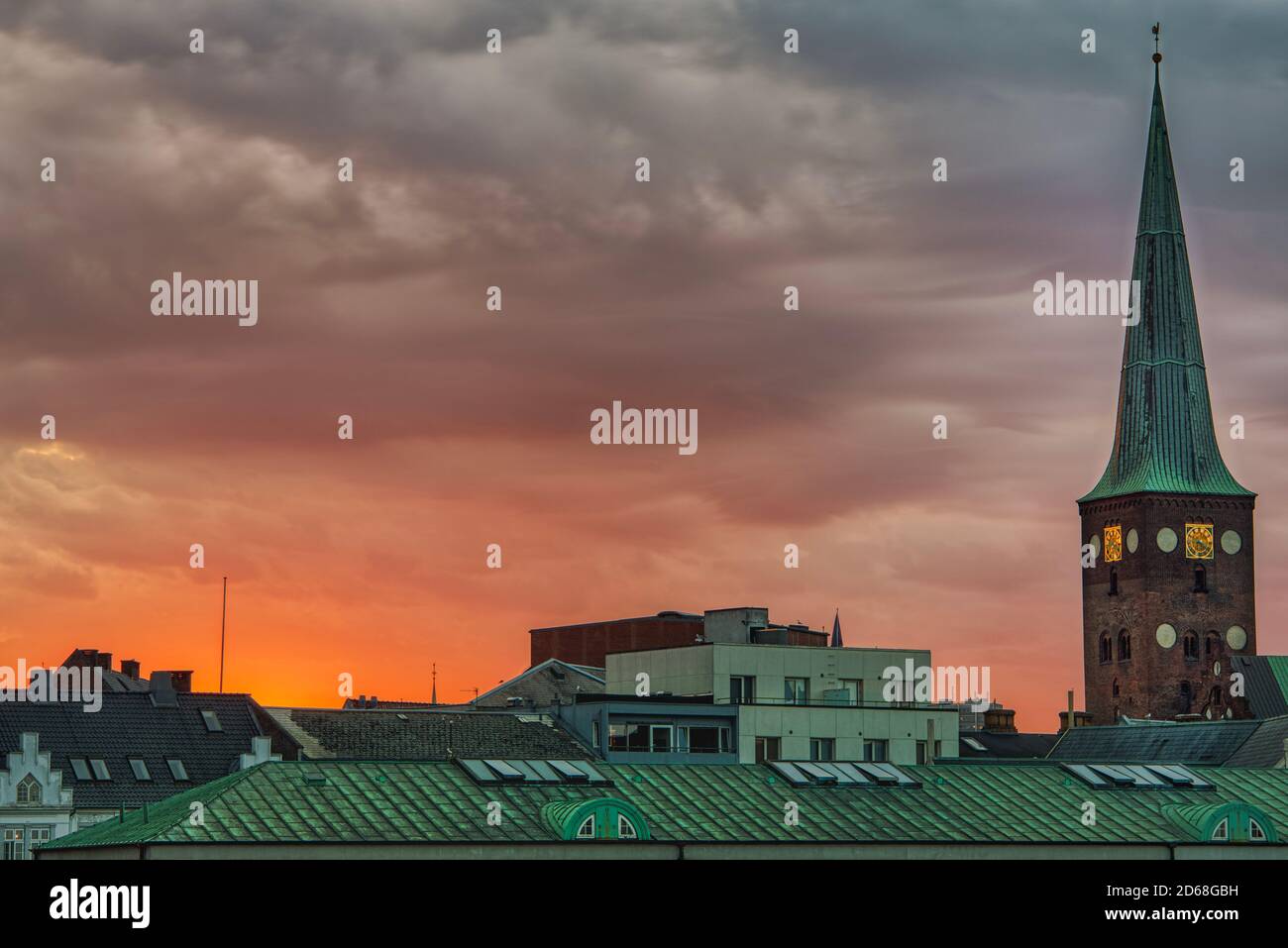 Vue d'ensemble de la ville au coucher du soleil, prise de la célèbre bibliothèque DOKK1 Avec le clocher de Domkirke (cathédrale) se tenant à l'extérieur de la les toits des maisons du centre-ville Banque D'Images