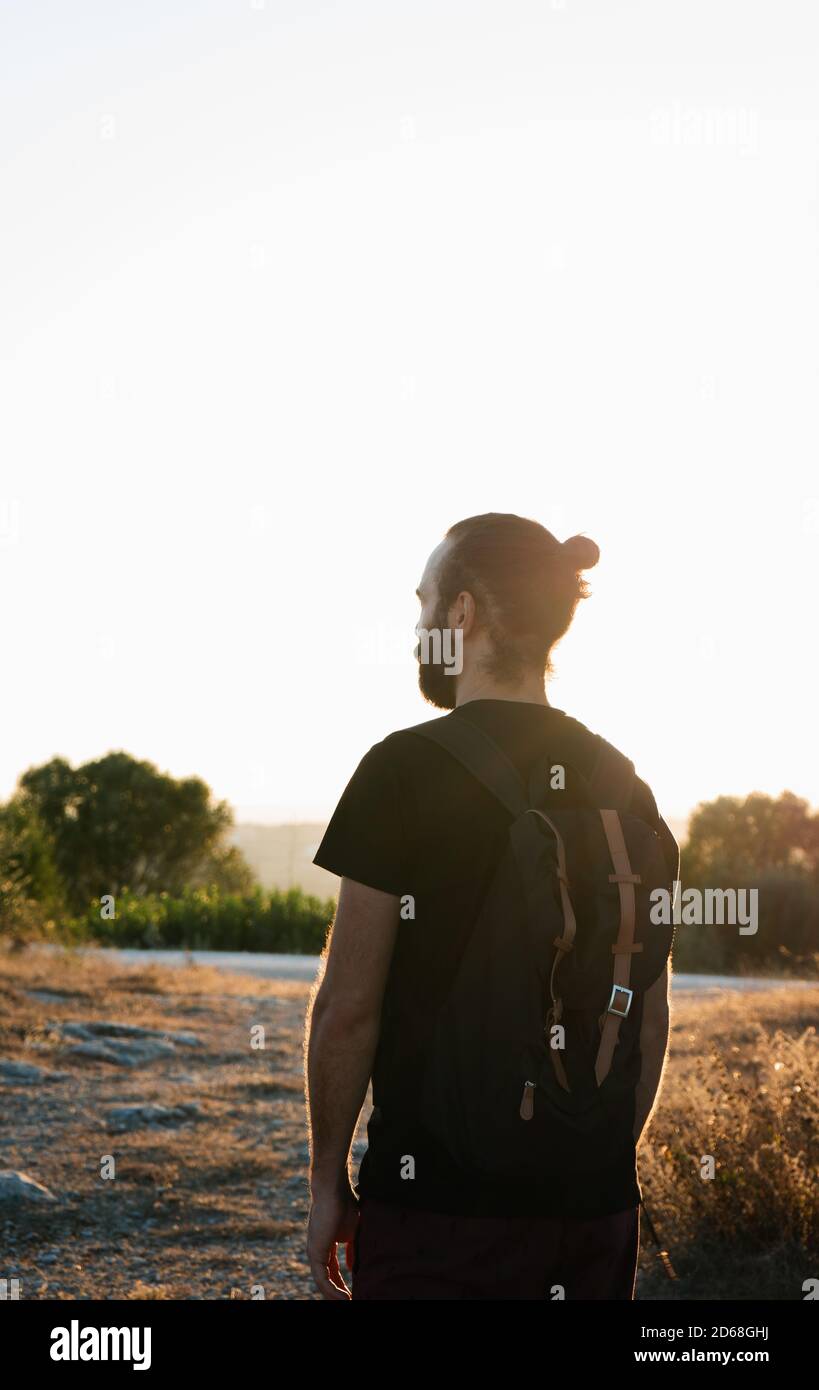 L'homme regardant le coucher du soleil Banque D'Images