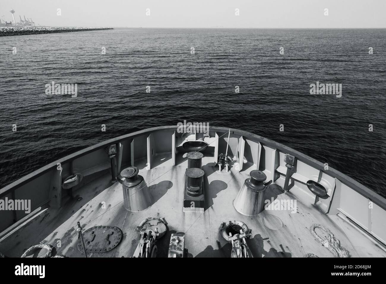 Arc d'un remorqueur et eau de mer. Photo monochrome bleue prise à partir d'un pont capitaine Banque D'Images