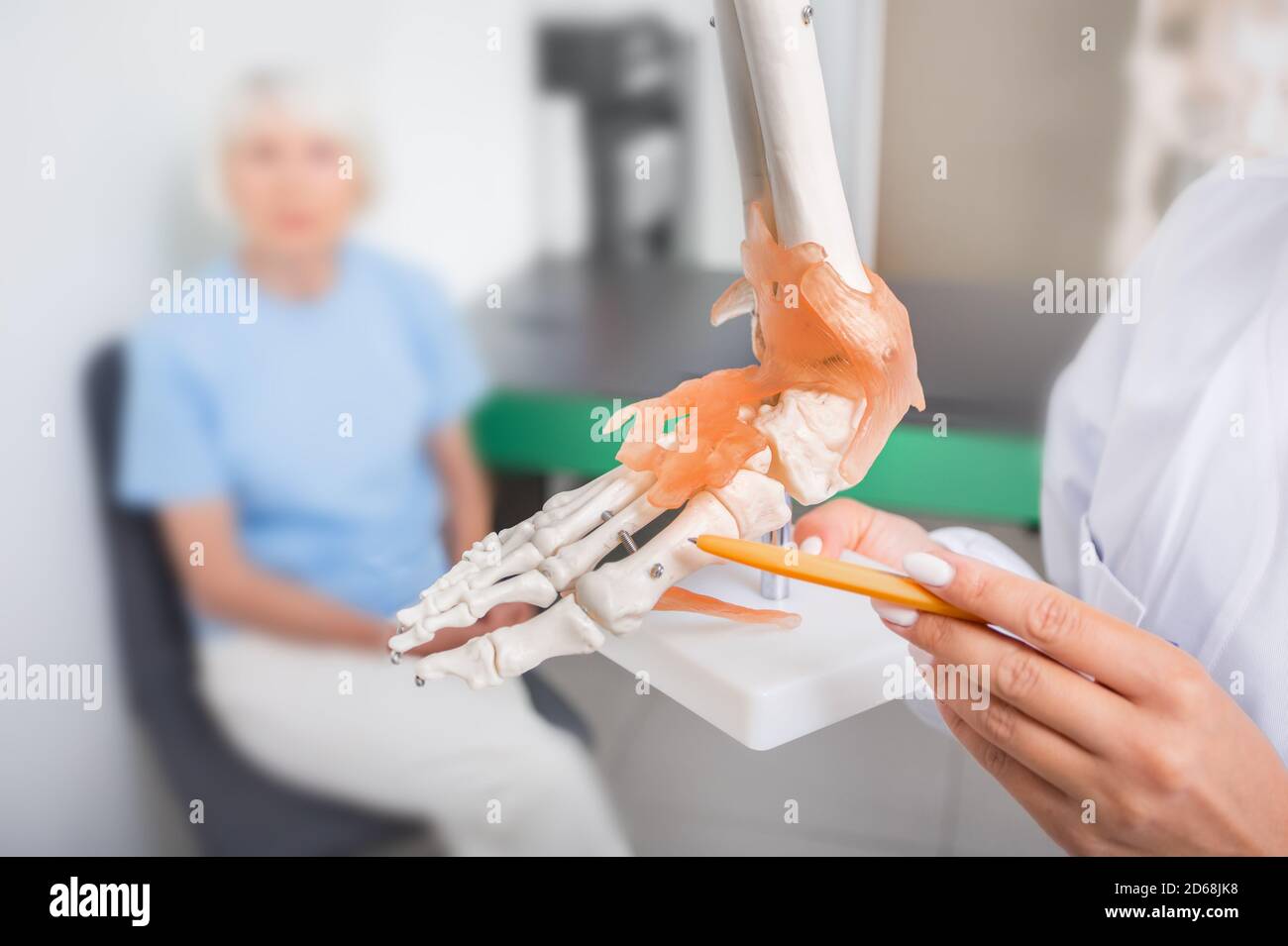 le médecin pointe le modèle anatomique du pied. Arthrite, traumatismes du pied et douleur. physiothérapie et orthopédie Banque D'Images