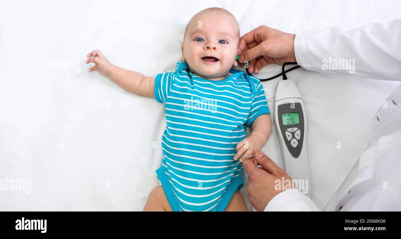 Dépistage et diagnostic de l'audition du nouveau-né à l'hôpital. Bébé ayant un dépistage auditif, émissions Otoacoustiques Banque D'Images