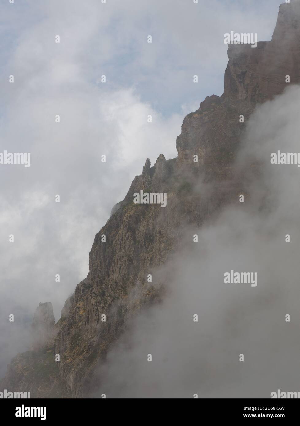 Pico do Arieiro - pic de montagne de Pico Ruivo à Madère Banque D'Images