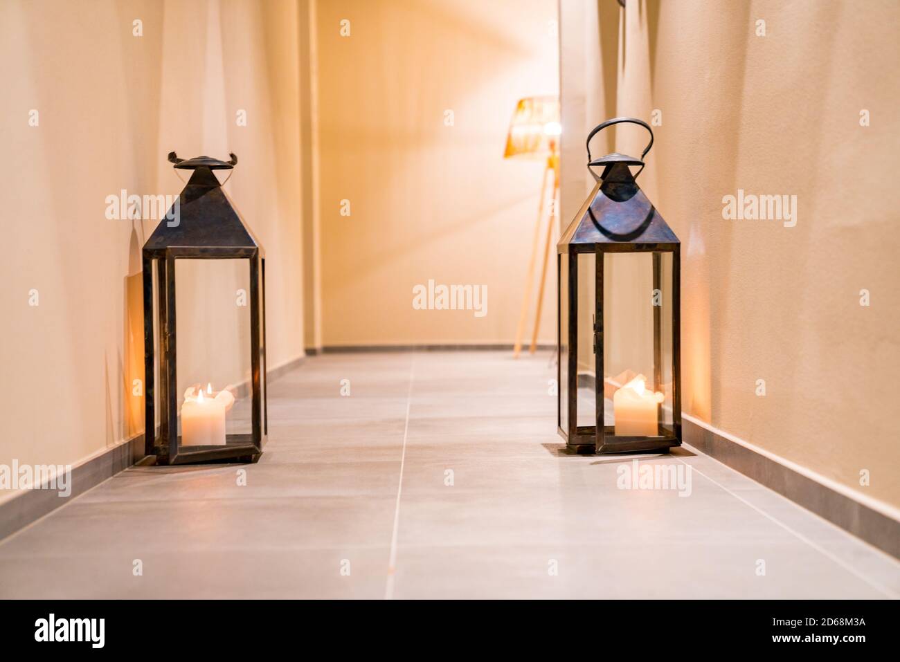 Vue sur les chandeliers de lampe sur le sol dans un spa Banque D'Images