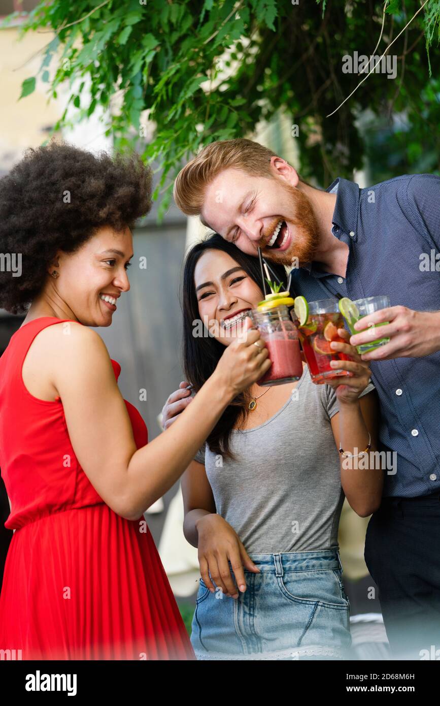 Jeunes amis un bon moment ensemble. Groupe de personnes parlant et souriant. Banque D'Images