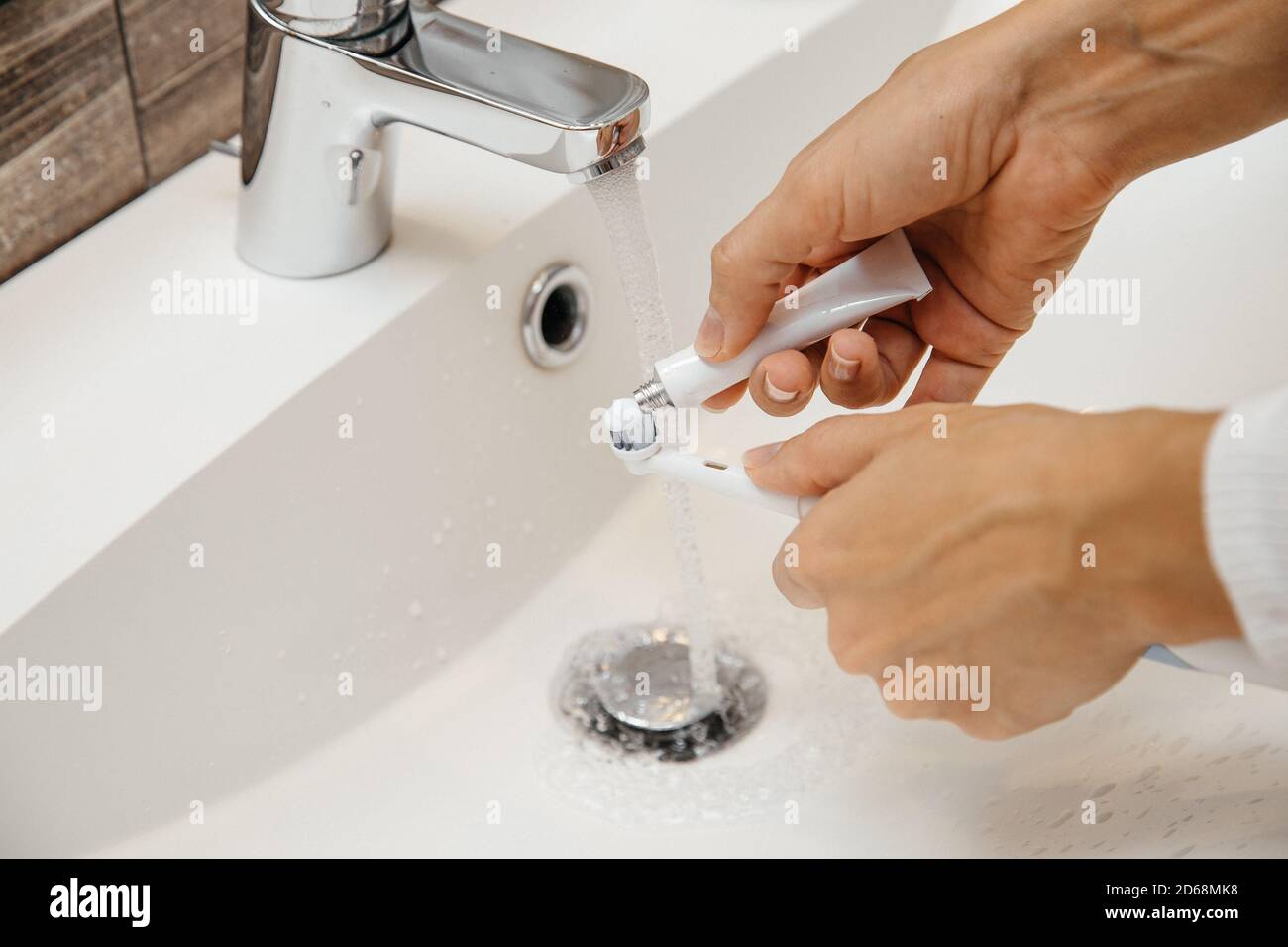 rituel du matin, se brosser les dents avec du dentifrice, se laver avec de  l'eau chaude et du savon antibactérien dans la salle de bains Photo Stock -  Alamy