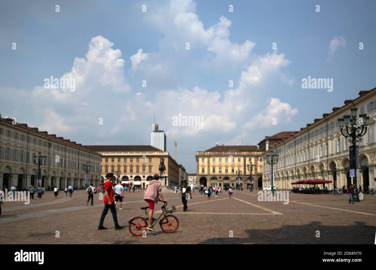 vue panoramique sur la piazza san carlo fréquentée par les habitants et les touristes. Un garçon utilise un vélo de location municipal Banque D'Images