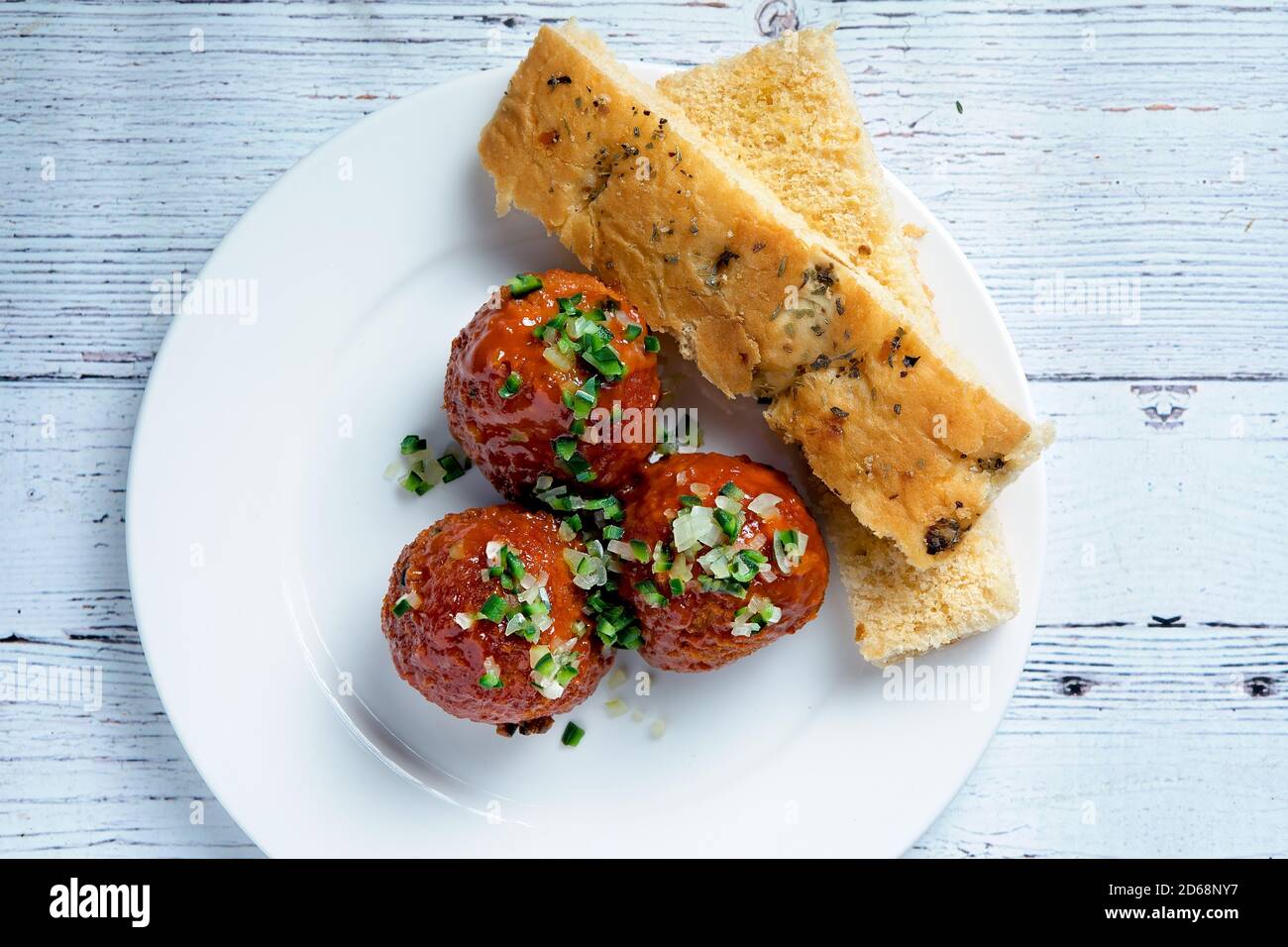 Plat d'une assiette de meatball servi avec du pain italien Banque D'Images