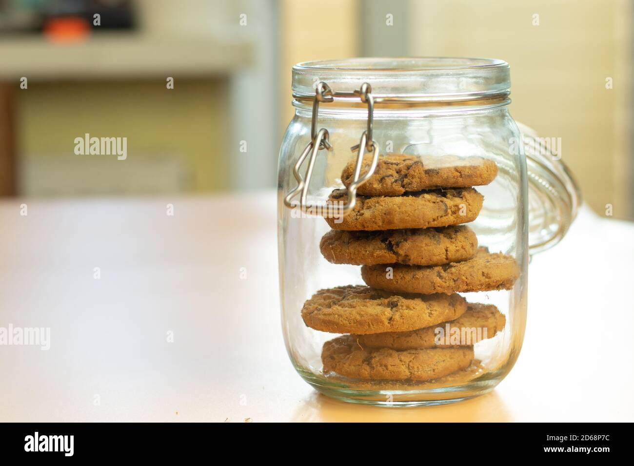 Faire des biscuits dans un pot avec espace de copie, arrière-plan flou Banque D'Images